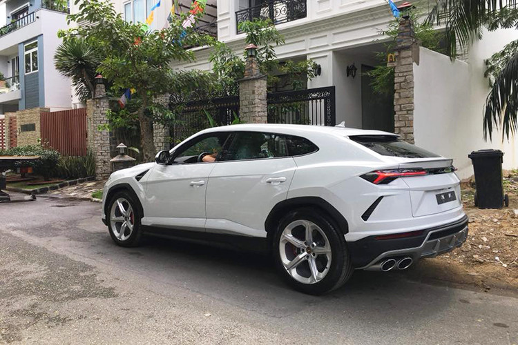Giá bán chính hãng của Lamborghini Urus tại Việt Nam chưa được tiết lộ, chỉ biết rằng, tại thị trường châu Âu, siêu SUV nhà Lamborghini có giá bán khởi điểm vào khoảng 172.000 Euro (tương đương 4,6 tỷ đồng). Tại đảo quốc sư tử, Lamborghini Singapore chào bán Urus chính hãng với mức giá 13,5 tỷ đồng.