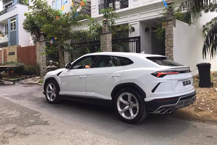 Giá bán chính hãng của Lamborghini Urus tại Việt Nam chưa được tiết lộ, chỉ biết rằng, tại thị trường châu Âu, siêu SUV nhà Lamborghini có giá bán khởi điểm vào khoảng 172.000 Euro (tương đương 4,6 tỷ đồng). Tại đảo quốc sư tử, Lamborghini Singapore chào bán Urus chính hãng với mức giá 13,5 tỷ đồng.