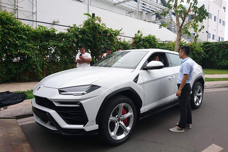 Bên trong nội thất, Lamborghini Urus được trang bị 2 màn hình giải trí và kết nối hệ thống thông tin giải trí Lamborghini (LIS). Ở màn hình trên cùng sẽ đảm nhận nhiệm vụ như hệ thống thông tin giải trí, định vị, điện thoại và thông tin trạng thái xe. Màn hình phía dưới dùng để điều khiển các tính năng như điều hoà nhiệt độ, bàn phím.