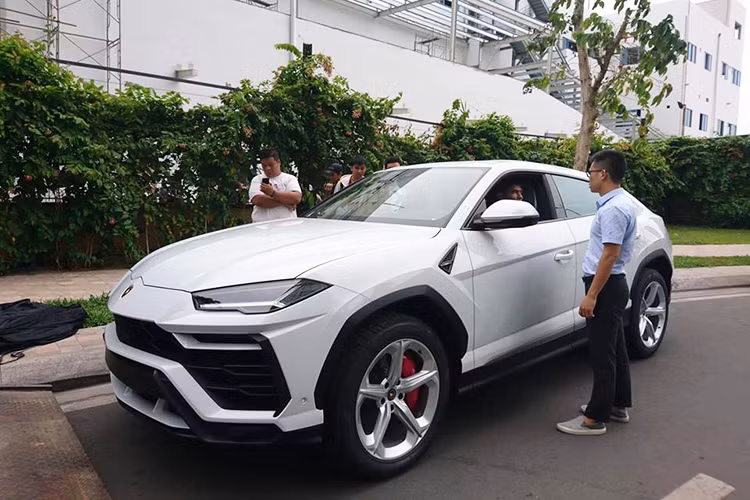 Bên trong nội thất, Lamborghini Urus được trang bị 2 màn hình giải trí và kết nối hệ thống thông tin giải trí Lamborghini (LIS). Ở màn hình trên cùng sẽ đảm nhận nhiệm vụ như hệ thống thông tin giải trí, định vị, điện thoại và thông tin trạng thái xe. Màn hình phía dưới dùng để điều khiển các tính năng như điều hoà nhiệt độ, bàn phím.