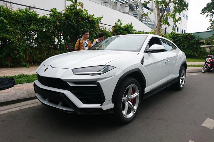 Sáng nay, doanh nhân Phạm Trần Nhật Minh hay còn gọi Minh Nhựa đã chia sẻ hình ảnh chiếc siêu SUV Lamborghini Urus đầu tiên về Việt Nam đã nằm gọn trong một căn biệt thự của anh tại quận 7, TP HCM. Đây cũng chính là ngôi nhà đã chào đón siêu phẩm "thần gió" Pagani Huayra.