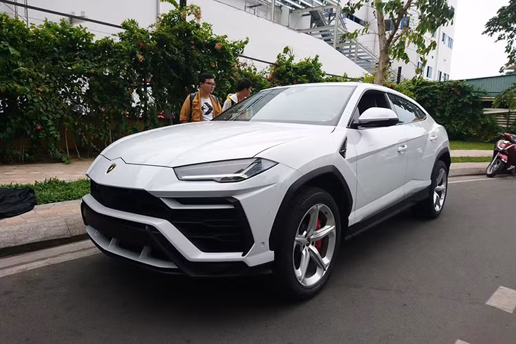 Sáng nay, doanh nhân Phạm Trần Nhật Minh hay còn gọi Minh Nhựa đã chia sẻ hình ảnh chiếc siêu SUV Lamborghini Urus đầu tiên về Việt Nam đã nằm gọn trong một căn biệt thự của anh tại quận 7, TP HCM. Đây cũng chính là ngôi nhà đã chào đón siêu phẩm "thần gió" Pagani Huayra.