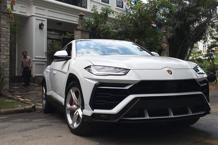 Về kích thước, siêu SUV Lamborghini Urus của Minh Nhựa có trục cơ sở 3.003mm, tổng thể (Dài x Rộng x Cao) tương ứng (5.112 x 2.016 x 1.638)mm. Khoảng sáng gầm xe dao động từ 158mm tới 248mm tùy theo chế độ và điều khiển của treo khí nén. Thể tích khoang hành lý từ 616 lít đến 1.596 lít (gập ghế).