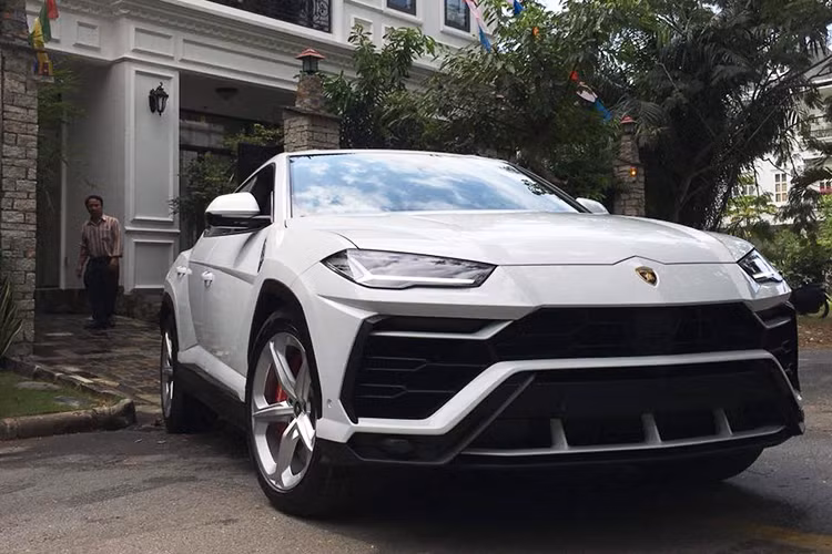 Về kích thước, siêu SUV Lamborghini Urus của Minh Nhựa có trục cơ sở 3.003mm, tổng thể (Dài x Rộng x Cao) tương ứng (5.112 x 2.016 x 1.638)mm. Khoảng sáng gầm xe dao động từ 158mm tới 248mm tùy theo chế độ và điều khiển của treo khí nén. Thể tích khoang hành lý từ 616 lít đến 1.596 lít (gập ghế).