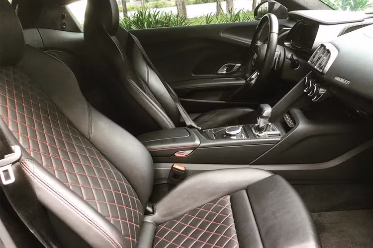 Xe có 2 chỗ ngồi và một kệ nhỏ phía sau, đủ đặt vài túi nhỏ hoặc bộ dụng cụ chơi golf. Động cơ phía sau nên khoang chứa đồ được chuyển ra phía trước. Khoang nội thất R8 V10 Plus rộng tương đương Porsche 911 Turbo và lớn hơn so với Mercedes-AMG GT hay Aston Martin Vantage. 