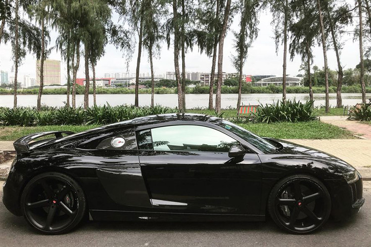 Chiếc Audi R8 V10 Plus này thuộc phiên bản năm 2016 và là thế hệ thứ 2 của dòng xe này. Xét về tổng thể, Audi R8 V10 Plus không có sự thay đổi rõ rệt về kiểu dáng mà thay vào đó là những tinh chỉnh nhẹ đem đến sự mới mẻ và hiện đại hơn cho xe. Chia sẻ nền tảng với với Lamborghini Huracan nên nó có đường nét khá tương tự.