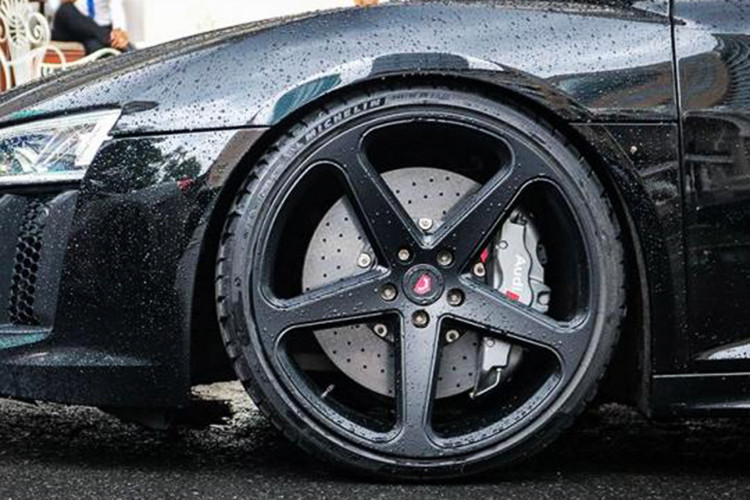 Thay đổi đầu tiên dễ dàng nhận thấy nhất trên Audi R8 V10 Plus chính là cụm đèn chiếu sáng với công nghệ Full-Led cùng thiết kế góc cạnh và sắc sảo, mang đậm phong cách của Audi. Bên dưới cụm đèn là hốc hút gió cỡ lớn giúp tăng tính khí động học cho xe. Đi kèm cùng bộ mâm độ của Vossen còn có kẹp phanh sơn màu xám và bộ phanh gốm carbon.