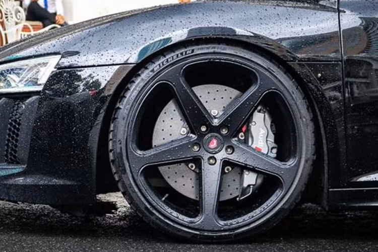 Thay đổi đầu tiên dễ dàng nhận thấy nhất trên Audi R8 V10 Plus chính là cụm đèn chiếu sáng với công nghệ Full-Led cùng thiết kế góc cạnh và sắc sảo, mang đậm phong cách của Audi. Bên dưới cụm đèn là hốc hút gió cỡ lớn giúp tăng tính khí động học cho xe. Đi kèm cùng bộ mâm độ của Vossen còn có kẹp phanh sơn màu xám và bộ phanh gốm carbon.