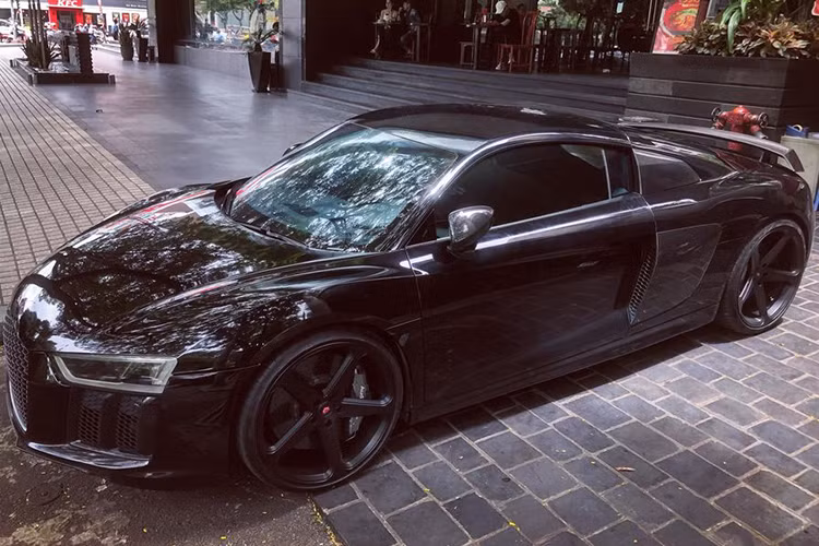 Sau khi về tay đơn vị kinh doanh xe ở TP HCM, siêu phẩm Audi R8 V10 Plus với lớp áo "hàng thửa" từ các nghệ nhân Tây Ban Nha đã được bóc bỏ khỏi xe để thay bằng "bộ cánh" đen huyền bí nguyên bản. Tuy vậy, các trang bị cũ từ thời chơi siêu xe Cường Đô la như bộ mâm Vossen đều được giữ nguyên.
