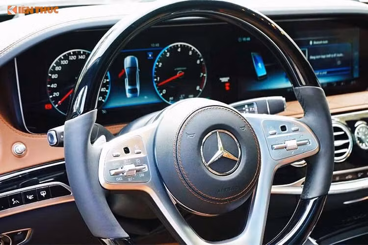 Được biết, chiếc xe siêu sang Mercedes-Maybach S450 4Matic mang biển "ngũ quý" 6 từng gây sốt cộng đồng mạng vào tháng 11/2018. Lý do quá dễ hiểu vì đây là một mẫu xe đắt tiền và chủ nhân còn may mắn bấm được biển số "vạn người mơ" là "ngũ quý" 6.