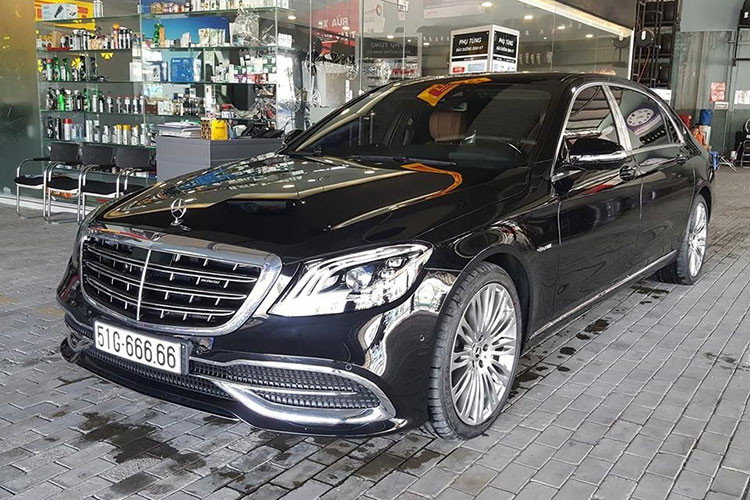 Mercedes-Maybach S450 4Matic đời 2018 được trang bị động cơ xăng V6, tăng áp kép, dung tích 3.0 lít, sản sinh công suất tối đa 367 mã lực và mô-men xoắn cực đại 500 Nm. Sức mạnh của động cơ được truyền tới cả 4 bánh thông qua hộp số tự động 9 cấp, nhờ đó xe chỉ mất khoảng thời gian 5,9 giây để tăng tốc từ vị trí đứng yên lên 100 km/h trước khi đạt vận tốc tối đa 250 km/h.