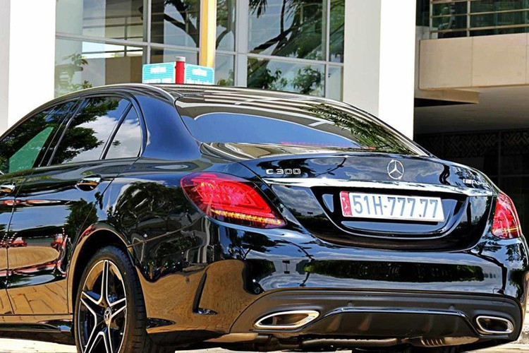 Hiện giá xe Mercedes-Benz C300 AMG 2020 mới nhất tại Việt Nam là 1,939 tỷ đồng, tính luôn chi phí lăn bánh, một chiếc xe Mercedes-Benz C300 AMG 2020 mang biển Sài thành sẽ rơi vào khoảng 2,16 tỷ đồng. Chiếc xe Mercedes-Benz C300 AMG biển "ngũ quý" 7 này có màu sơn đen và thuộc phiên bản 2020 nên có thêm trang bị mới là cửa sổ trời toàn cảnh Panorama dạng kính cho cả hàng ghế sau.