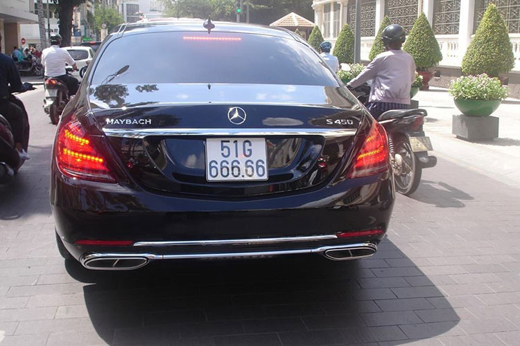 Đoạn video quay lại cho thấy, chiếc xe siêu sang Mercedes-Maybach S450 4Matic biển ngũ quý 6 chạy phía trước và đi ngay phía sau là chiếc xe sang tầm trung Mercedes-Benz C300 AMG 2020 biển ngũ quý 7 đẹp mắt.