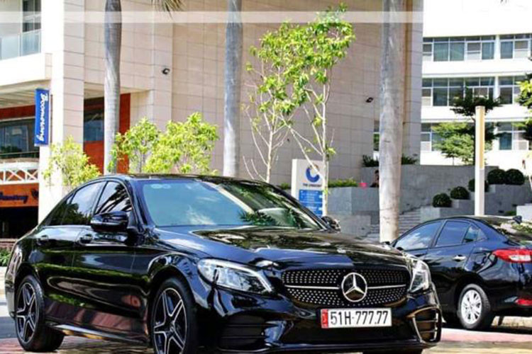 Dù chỉ thuộc dòng sedan hạng sang tầm trung nhưng chiếc Mercedes-Benz C300 AMG 2020 trong video này cũng đã có giá bán lại cao hơn cả những mẫu xe sang đắt tiền chẳng hạn như Mercedes-Benz S450L Luxury hay BMW 735Li. Lý do có thể nằm ở việc chủ xe bấm được biển ngũ quý 7 nên sau đó đã mạnh dạn rao bán lại với giá 5,5 tỷ đồng.