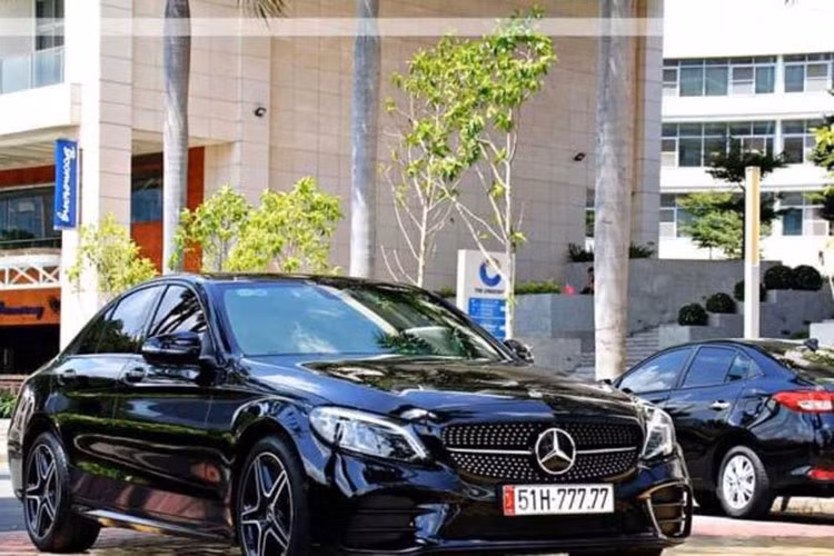 Dù chỉ thuộc dòng sedan hạng sang tầm trung nhưng chiếc Mercedes-Benz C300 AMG 2020 trong video này cũng đã có giá bán lại cao hơn cả những mẫu xe sang đắt tiền chẳng hạn như Mercedes-Benz S450L Luxury hay BMW 735Li. Lý do có thể nằm ở việc chủ xe bấm được biển ngũ quý 7 nên sau đó đã mạnh dạn rao bán lại với giá 5,5 tỷ đồng.