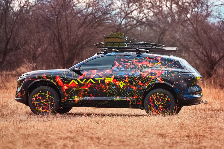 Avatr 15 trong hình ảnh chính thức được bao phủ bởi lớp ngụy trang dày đặc. Tuy nhiên, nó tuân theo ngôn ngữ thiết kế đặc trưng của thương hiệu. Phần đầu xe có đèn LED chạy hai tầng và khe hút gió chủ động ở phần dưới của cản. Nhìn từ bên hông, chiếc 15 sử dụng camera thay vì gương, tay nắm cửa có thể thu vào và thanh chống ở phía sau. 