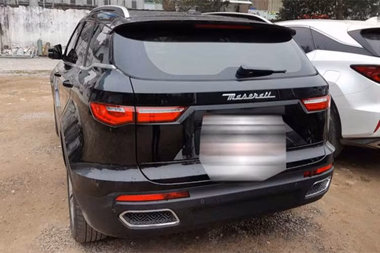 Logo tại 4 bánh xe cũng được thay bằng loại của thương hiệu xe Ý. Dòng chữ Zotye Auto phía sau được thay bằng biển hiệu xe sang Maserati.