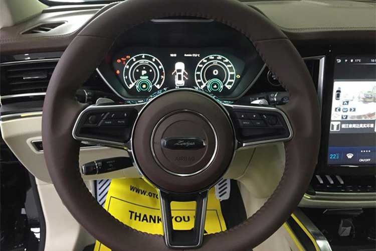 Hệ thống khởi động điện thông minh, ghế ngồi chỉnh điện đa hướng, riêng ghế phụ còn có thể điều chỉnh từ phía sau thông qua nút bấm gắn tại thành ghế. Màn hình giải trí 10 inch, phanh tay điện tử, công nghệ ngắt động cơ tạm thời. Xe được trang bị cửa sổ trời toàn cảnh chỉnh điện. 