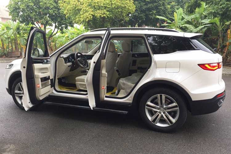 Mặc dù sở hữu nhiều chi tiết được cho là "nhái" các thương hiệu xe sang nổi tiếng nhưng Zotye Z8 lại được đánh giá cao bởi sở hữu nhiều tiện nghi giá bình dân. Zotye Z8 2018 sở hữu kích thước dài x rộng x cao lần lượt là 4.748 x 1.933 x 1.697 mm, chiều dài trục cơ sở 1.850 mm, trọng lượng không tải 1.810kg.