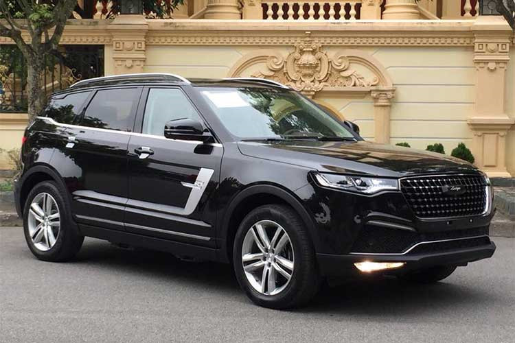 Trên thực tế, chiếc Zotye Z8 2018 của Trung Quốc này đã là một sự kết hợp của rất nhiều mẫu xe hạng sang nổi tiếng trên thế giới. Bộ mâm 5 chấu kép chia sẻ từ Audi Q5, đèn hậu dạng LED giống với Jaguar F-Pace.