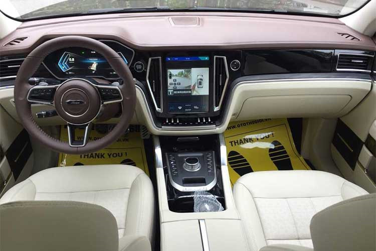 Xe sở hữu đèn pha, đèn định vị LED. Bậc lên xuống đóng mở điện như xe Range Rover, cửa hít như xe sang. Vô-lăng giống với xe Porsche, cụm điều khiển trung tâm với núm xoay chuyển chế độ vận hành giống thương hiệu Jaguar Land Rover, màn hình giải trí cỡ lớn đặt dọc giống thương hiệu Volvo hay siêu xe điện Tesla. 