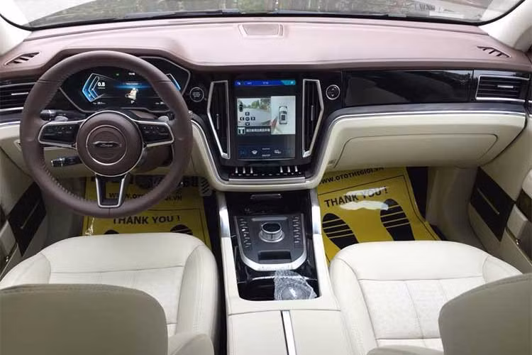 Xe sở hữu đèn pha, đèn định vị LED. Bậc lên xuống đóng mở điện như xe Range Rover, cửa hít như xe sang. Vô-lăng giống với xe Porsche, cụm điều khiển trung tâm với núm xoay chuyển chế độ vận hành giống thương hiệu Jaguar Land Rover, màn hình giải trí cỡ lớn đặt dọc giống thương hiệu Volvo hay siêu xe điện Tesla. 