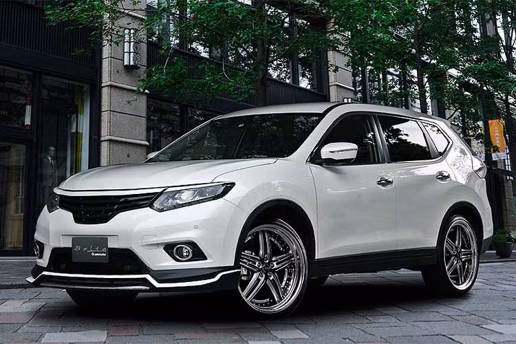 Gói độ của Belta dành cho những chiếc Nissan X-Trali trước đợt nâng cấp mẫu xe này vào năm 2017 vừa qua. Phần cản trước của xe được hãng giữ nguyên, chỉ bổ sung thêm một cánh ốp khí động học ở bên phía dưới. 