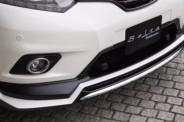 Trong khi đó, toàn bộ lưới tản nhiệt V-Motion mạnh mẽ đặc trưng của dòng xe Nissan Xtrail đã được hãng hãng độ này thay thế bằng thiết kế mới, với các thanh ngang nhẹ nhàng và để cho nó có vẻ thanh lịch hơn.