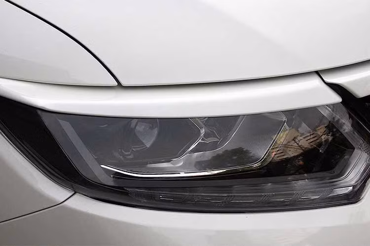 Phía trên của các đèn pha crossover Nissan X-Trail sẽ là những thanh nẹp "mi mắt", tạo sự liền mạch với khung trên cùng của lưới tản nhiệt.