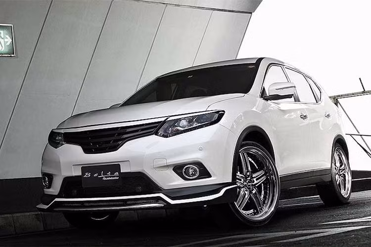 Gần như không được biết tới nhiều ở ngoài Nhật Bản, tuy nhiên Belta lại là một hãng phụ kiện độ xe hơi khá phổ biến, với những chi tiết đơn giản nhưng thẩm mỹ cho nhiều dòng xe Nhật. Với mẫu xe Nissan X-Trail mới, hãng độ này đã phát triển một bộ kit tập trung thay đổi phần đầu xe, khiến nó mang phong cách độ VIP được ưa chuộng.