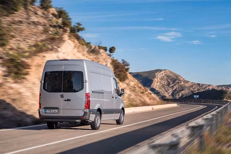 Ngoài ra, Mercedes-Benz Sprinter thế hệ thứ 3 này còn có một phiên bản chạy điện toàn phần vào năm 2019. Hiện tại, Mercedes chưa tiết lộ thông số kỹ thuật của phiên bản này, nhưng họ cho biết phiên bản này “được thiết kế chủ yếu hướng tới các hoạt động trong thành phố”.
