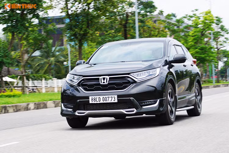 Trong tháng 2/2019, Honda CR-V tiếp tục trụ vững vị trí đầu tiên của danh sách xe ôtô bán chạy nhất Việt Nam với doanh số đạt 961 xe. Đáng chú ý là so với cùng kỳ năm ngoái (tháng 2/2018 có 13 xe), mẫu crossover này có mức tăng trưởng kỷ lục khi đạt 7.292,3%, tức là gấp gần 73 lần cùng kỳ. Việc đảm bảo nguồn cung và chính sách bán hàng hết "bia kèm lạc" được cho là nguyên nhân cho sự tăng trưởng kỷ lục này của CR-V.