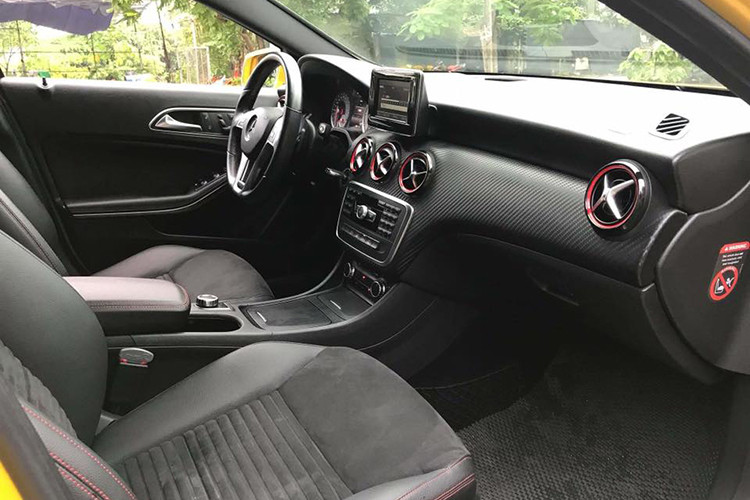 Màn hình giải trí trung tâm thiết kế nổi như một chiếc máy tính bảng điều khiển thông qua núm xoay đặt giữa hàng ghế trước. Vô-lăng 3 chấu bọc da ốp kim loại tích hợp thêm một số phím chức năng hỗ trợ người lái. Phía sau là màn hình hiển thị thông tin với 2 đồng hồ analog và 1 đồng hồ điện tử. Xe sở hữu ghế lái có khả năng chỉnh điện và nhớ vị trí.