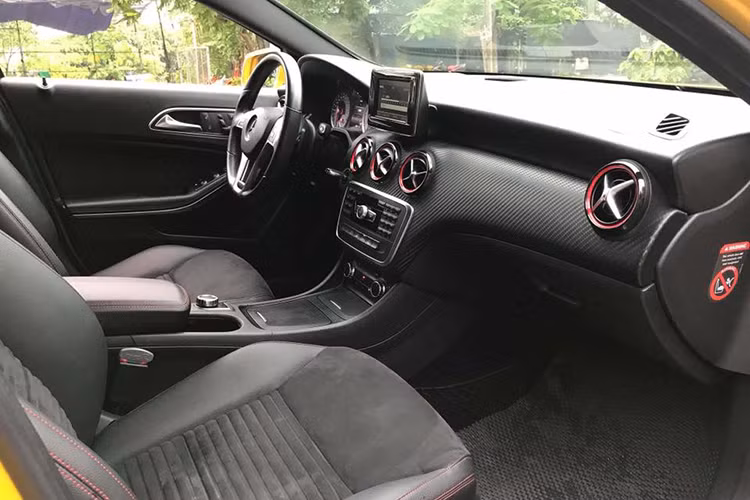 Màn hình giải trí trung tâm thiết kế nổi như một chiếc máy tính bảng điều khiển thông qua núm xoay đặt giữa hàng ghế trước. Vô-lăng 3 chấu bọc da ốp kim loại tích hợp thêm một số phím chức năng hỗ trợ người lái. Phía sau là màn hình hiển thị thông tin với 2 đồng hồ analog và 1 đồng hồ điện tử. Xe sở hữu ghế lái có khả năng chỉnh điện và nhớ vị trí.