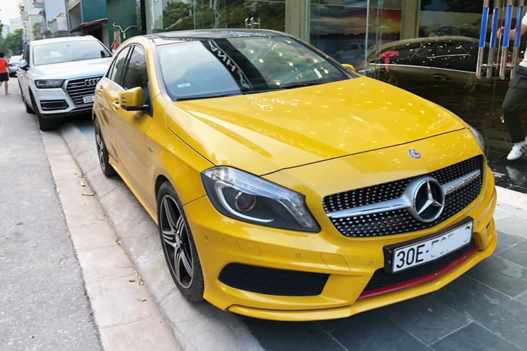 Mercedes-Benz A-Class ra mắt lần đầu tiên tại Việt Nam vào năm 2013 với 2 phiên bản là A200 và A250 AMG. Phiên bản A250 AMG thời điểm đó có giá bán từ 1,623 tỷ đồng. Với mẫu xe Mercedes-Benz A250 AMG hãng ôtô hạng sang Đức muốn hướng tới nhóm khách hàng trẻ tuổi trong đó chú trọng vào khách hàng nữ giới.