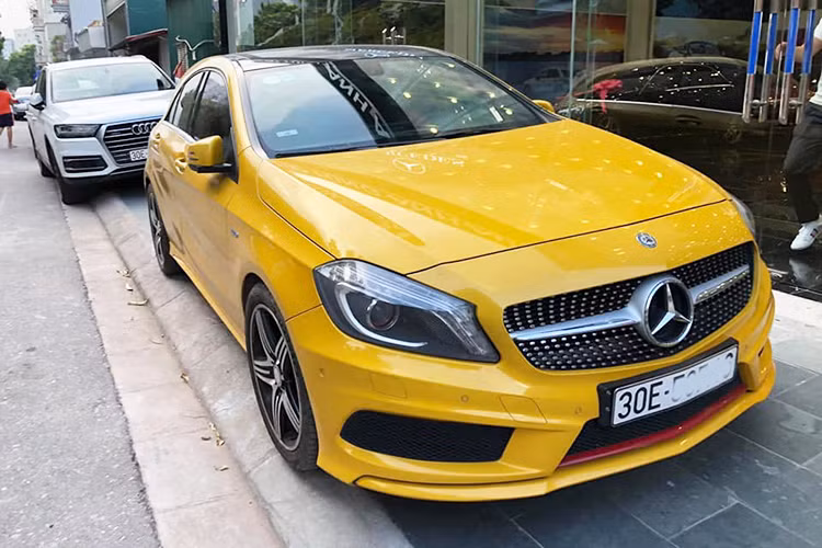 Mercedes-Benz A-Class ra mắt lần đầu tiên tại Việt Nam vào năm 2013 với 2 phiên bản là A200 và A250 AMG. Phiên bản A250 AMG thời điểm đó có giá bán từ 1,623 tỷ đồng. Với mẫu xe Mercedes-Benz A250 AMG hãng ôtô hạng sang Đức muốn hướng tới nhóm khách hàng trẻ tuổi trong đó chú trọng vào khách hàng nữ giới.