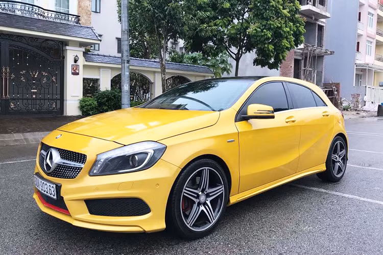 Giá xe Mercedes-Benz A250 AMG đời 2013 khi ra mắt bán 1,623 tỷ đồng, sau khi hoành thành đăng kí đang kiểm và ra biển trắng tỉnh cũng sẽ có giá trị khoảng 1,8 tỷ đồng. Tuy nhiên hiện tại, một khách hàng sau khi không còn sử dụng mẫu xe này đang nhờ một showroom tư nhân ở Hà Nội rao bán lại với giá chỉ 799 triệu đồng.