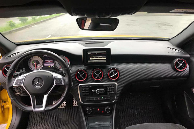 Bên trong, Mercedes-Benz A250 AMG nổi bật với thiết kế ghế ngồi phong cách thể thao ôm sát lấy người ngồi ở hàng ghế trước. Chất liệu da trơn và da lộn được sử dụng để bọc ghế. Tap-lô được sử dụng chất liệu giả carbon khá nhiều. Khe gió điều hoà làm tròn với hoạ tiết hình chữ X bên trong và viền đỏ bên ngoài lấy cảm hứng từ những chiếc xe đua.