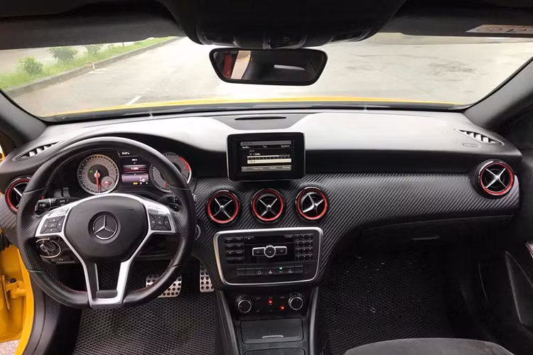 Bên trong, Mercedes-Benz A250 AMG nổi bật với thiết kế ghế ngồi phong cách thể thao ôm sát lấy người ngồi ở hàng ghế trước. Chất liệu da trơn và da lộn được sử dụng để bọc ghế. Tap-lô được sử dụng chất liệu giả carbon khá nhiều. Khe gió điều hoà làm tròn với hoạ tiết hình chữ X bên trong và viền đỏ bên ngoài lấy cảm hứng từ những chiếc xe đua.