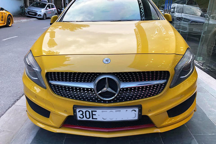 Phiên bản A250 AMG nổi bật với lưới tản nhiệt 1 nan đi kèm logo ngôi sao 3 cánh. Phía dưới còn có thêm sự xuất hiện của 3 khe hút gió nhỏ dạng lưới đi kèm cản chống va thể thao. Đèn pha tích hợp dải đèn LED định vị sắc sảo. Thân xe nổi bật với những đường gân thể thao, mạnh mẽ.