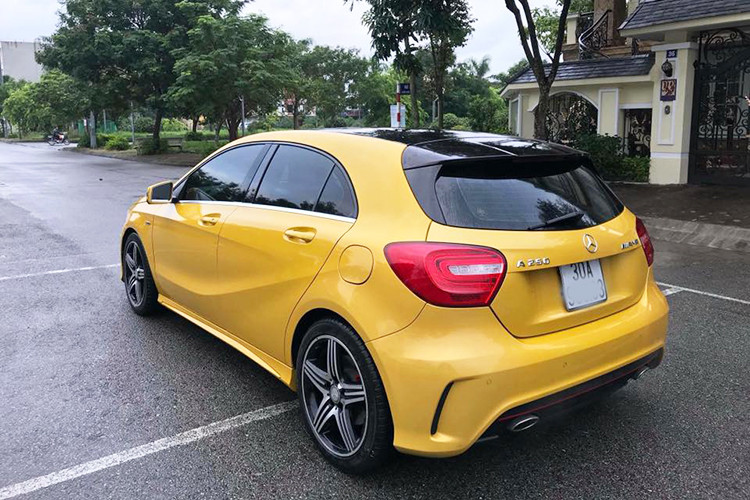Mercedes-Benz A250 AMG 2013 được trang bị động cơ 4 xy-lanh tăng áp M270 phun nhiên liệu trực tiếp dung tích 2.0L sản sinh công suất tối đa 211 mã lực, hộp số tự động 7 cấp ly hợp kép 7G-DCT, tiêu hao nhiên liệu trung bình 6,4L/100km. Các hệ thống an toàn như chống bó cứng phan ABS, hỗ trợ lực phanh khẩn cấp BAS, chống trượt khi tăng tốc ASR...