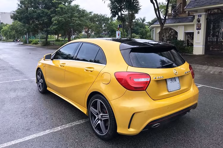 Mercedes-Benz A250 AMG 2013 được trang bị động cơ 4 xy-lanh tăng áp M270 phun nhiên liệu trực tiếp dung tích 2.0L sản sinh công suất tối đa 211 mã lực, hộp số tự động 7 cấp ly hợp kép 7G-DCT, tiêu hao nhiên liệu trung bình 6,4L/100km. Các hệ thống an toàn như chống bó cứng phan ABS, hỗ trợ lực phanh khẩn cấp BAS, chống trượt khi tăng tốc ASR...