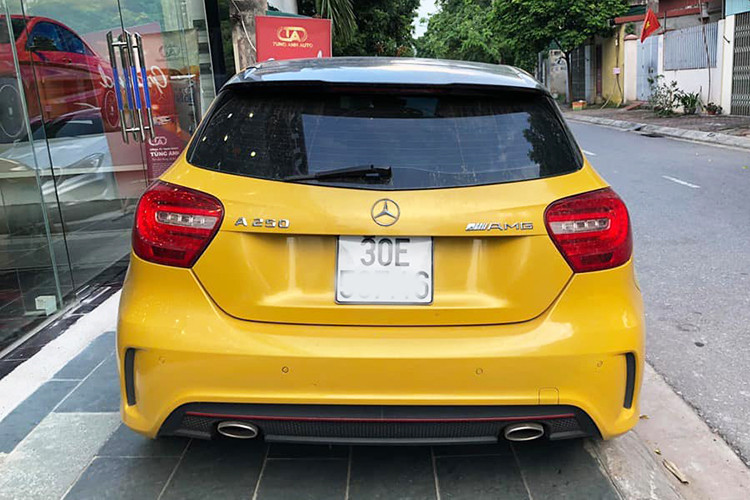 Mâm xe 5 chấu kích thước 18 inch đi kèm lốp 235/40. Gương chiếu hậu bên ngoài có khả năng chỉnh điện tích hợp đèn LED báo rẽ. Ở phía sau, đuôi xe có thiết kế hơi cụt, cụm đèn hậu dạng LED có thiết kế nhỏ nhắn, cản sau thể thao đi kèm hệ thống ống xả đơn đặt đối xứng 2 bên.