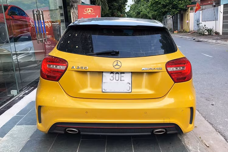 Mâm xe 5 chấu kích thước 18 inch đi kèm lốp 235/40. Gương chiếu hậu bên ngoài có khả năng chỉnh điện tích hợp đèn LED báo rẽ. Ở phía sau, đuôi xe có thiết kế hơi cụt, cụm đèn hậu dạng LED có thiết kế nhỏ nhắn, cản sau thể thao đi kèm hệ thống ống xả đơn đặt đối xứng 2 bên.