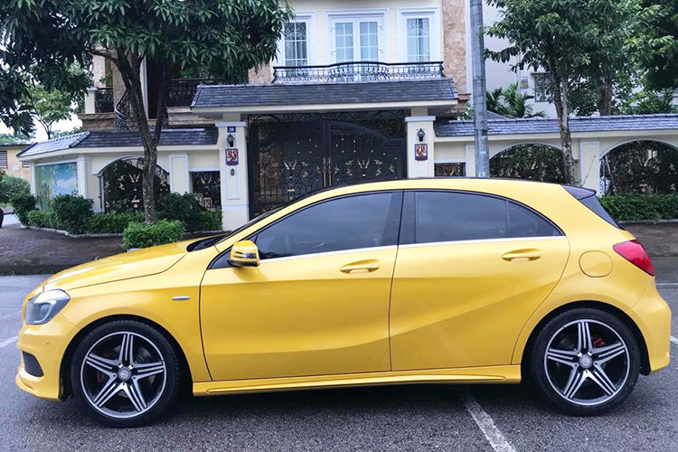 Điểm mạnh của mẫu xe Mercedes-Benz A250 AMG 2013 này là thiết kế nhỏ nhắn, động cơ mạnh mẽ và giá bán hợp lý. Về mặt thiết kế, A-Class chính là mẫu xe nhỏ nhất của Mercedes-Benz tại thị trường Việt Nam hiện nay, với kích thước dài x rộng x cao tương ứng 4.292x1.780x1.438 (mm) chiều dài trục cơ sở 2.699 (mm).