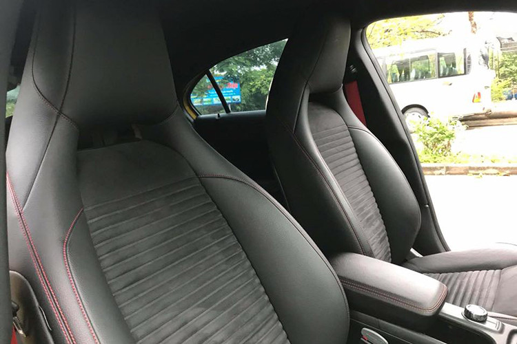 Ở khoang sau, Mercedes-Benz A250 AMG sở hữu 3 vị trí ngồi riêng biệt, khoảng duỗi chân ở mức vừa phải. Ghế ngồi vẫn sử dụng chất liệu tương tự hàng ghế trước của xe. Dây an toàn và chỉ may nổi có màu đỏ khá nổi bật. Khoang chứa đồ phía sau xe ở mức vừa phải bởi thiết kế tổng thể của xe khá nhỏ.