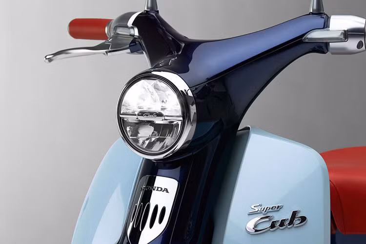 Honda Super Cub C125 sở hữu thiết kế khá sang trọng và bóng bẩy. Chữ Cub là viết tắt của Cheap Urban Bike (Xe Đô thị Rẻ tiền), Honda vẫn luôn đặt mục tiêu về một phương tiện di chuyển rẻ tiền và tiết kiệm nhiên liệu cho những dòng sản phẩm của mình, tuy nhiên chiếc xe máy Super Cub 2018 mới trong bài viết này lại hoàn toàn khác biệt.