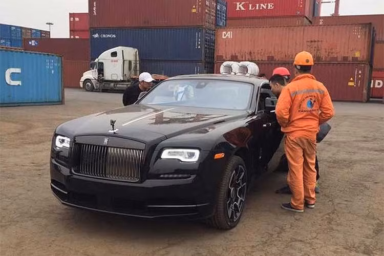 Chiếc Wraith Black Badge mới cập cảng Hải Phòng này nếu được đăng ký trong nước thì đây có thể là chiếc đầu tiên. Cũng không loại trừ trường hợp nó được nhập theo diện tạm nhập tái xuất để chuyển sang nước thứ 3 vì hiện tại các mẫu ôtô nhập khẩu về Việt Nam đang bị chững lại bởi Nghị định 116. Hiện mức giá của xe chưa được tiết lộ.
