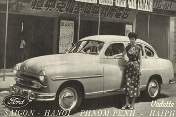 Ngoài việc bán xe cho các quan to hay các gia dình Việt giàu có, dường như các mẫu quảng cáo xe ôtô những năm 50 này còn hướng đến đối tượng là các thương nhân người Hoa thành đạt ở khu vực Chợ Lớn.