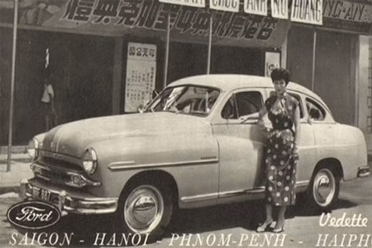 Ngoài việc bán xe cho các quan to hay các gia dình Việt giàu có, dường như các mẫu quảng cáo xe ôtô những năm 50 này còn hướng đến đối tượng là các thương nhân người Hoa thành đạt ở khu vực Chợ Lớn.